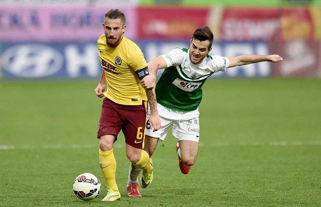 Sparťan Lukáš Vácha (vlevo) a jablonecký Martin Pospíšil během odvetného utkání čtvrfinále Poháru FAČR.
