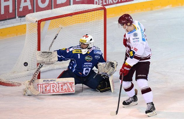 Brněnský brankář Marek Čiliak (vlevo) a sparťanský zadák Jakub Krejčík v druhém semifinálovém duelu play off extraligy.