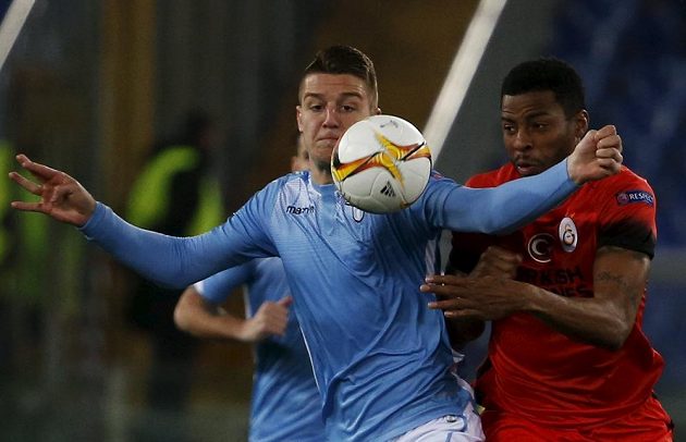 Lazio vyřadilo Galatasaray, zleva Říman Sergej Milinkovič-Savič a Ryan Donk.