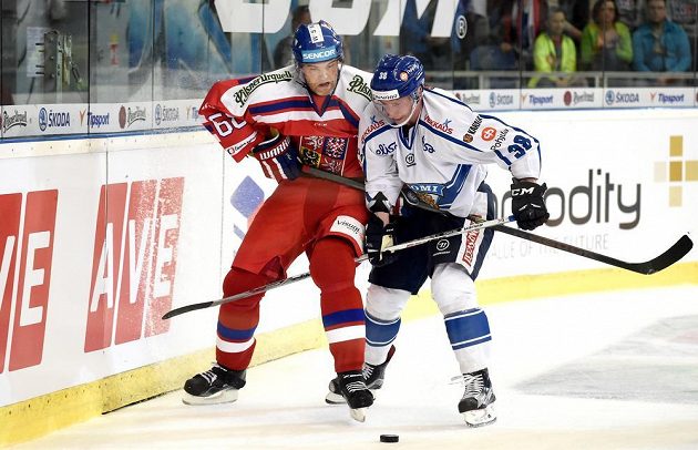 Český útočník Jaromír Jágr (vlevo) a finský obránce Juuso Hietanen během utkání Euro Hockey Tour.