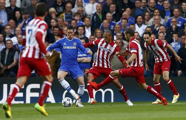 Fotbalisté Atlétika Madrid se snaží obrat o míč útočníka Chelsea Fernanda Torrese (druhý zleva).