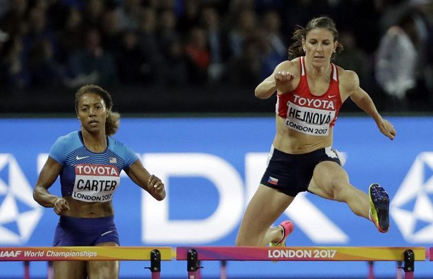 Zuzana Hejnová na trati semifinálového běhu na 400 m přek. Vlevo její americká soupeřka Kori Carterová.