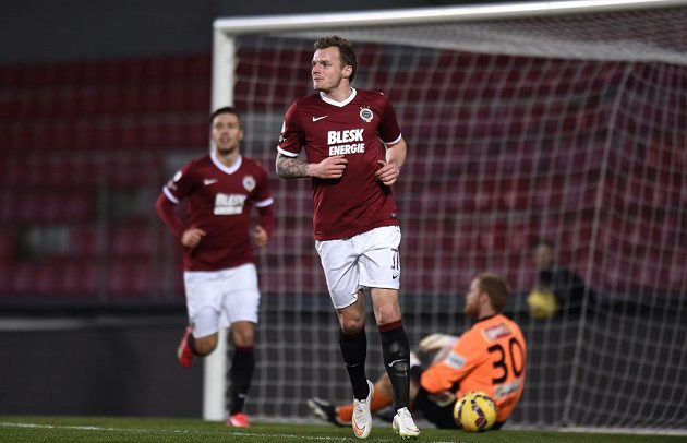 Střelec prvního gólu Sparty Jakub Řezníček (vpředu) během úvodního čtvrtfinálového zápasu Poháru FAČR s Jabloncem. Vzadu se raduje Václav Kadlec.