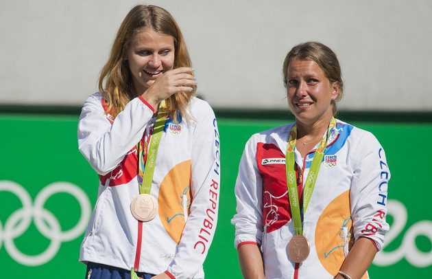 Dojaté české tenistky Lucie Šafářová (vlevo) a Barbora Strýcová převzaly medaile za 3. místo ve čtyřhře.