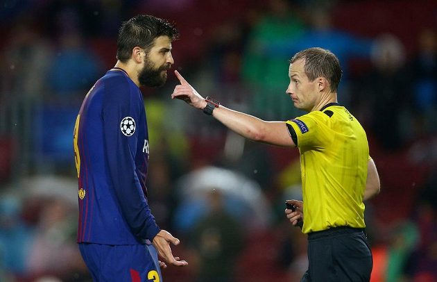 Barcelonský Gerard Pique viděl červenou kartu v utkání Ligy mistrů s Olympiakosem.