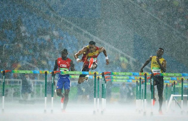 To je to tropické Rio. V rozběhu na 110 m překážek zleva Kubánec Jhoanis Portilla, Španěl Orlando Ortega a Deuce Carter z Jamajky.