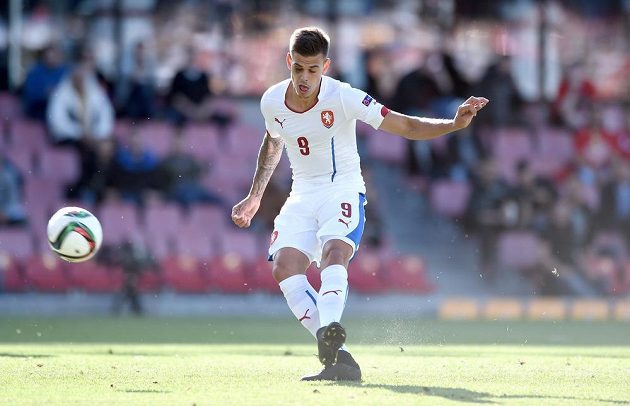 Český útočník Jan Kliment střílí první gól během utkání ME hráčů do 21 let se Srbskem.