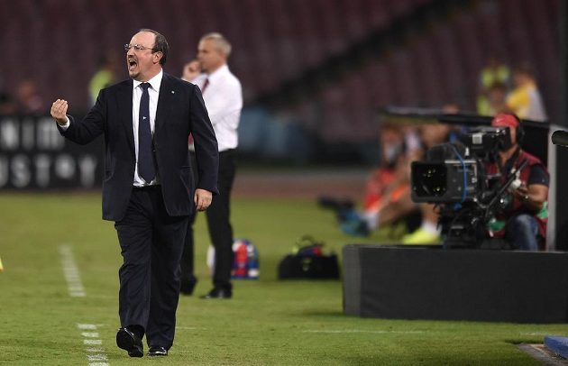 Trenér Neapole Rafael Benítez (vpředu) uděluje pokyny hráčům v zápase se Spartou. Vzadu je kouč Letenských Vítězslav Lavička.