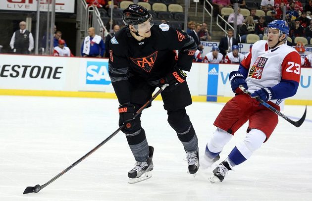 Colton Parayko (4) z Výběru Severní Ameriky a Dmitrij Jaškin v přípravě na SP.