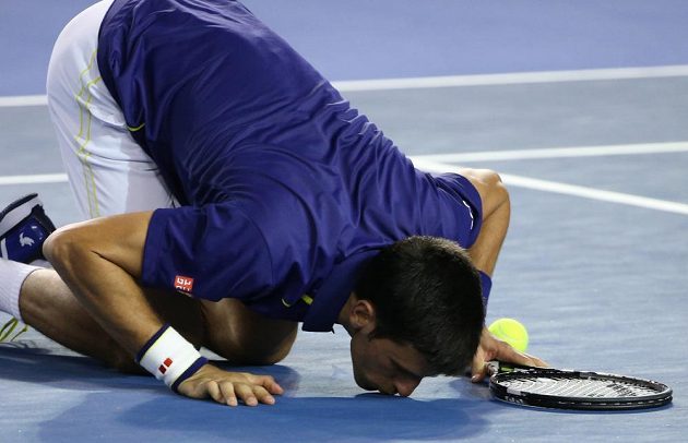 Srbský tenista Novak Djokovič slaví polibkem kurtu svůj triumf na letošním Australian Open.