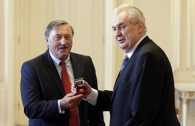 Prezident Miloš Zeman s hrdinou mistrovství Evropy 1976 Antonínem Panenkou (vlevo).