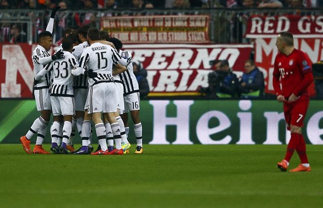 Radost fotbalistů Juventusu po úvodním gólu proti Bayernu Mnichov v odvetě osmifinále Ligy mistrů.