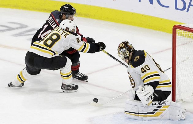 Brankář týmu Boston Bruins Tuukka Rask zasahuje v utkání play off NHL na ledě Caroliny.