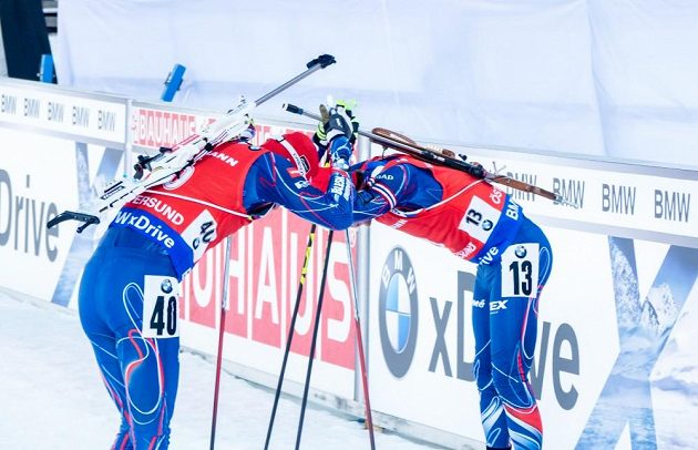 Čeští biatlonisté Ondřej Moravec (vlevo) a Michal Krčmář v cíli stíhacího závodu mužů ve švédském Östersundu.