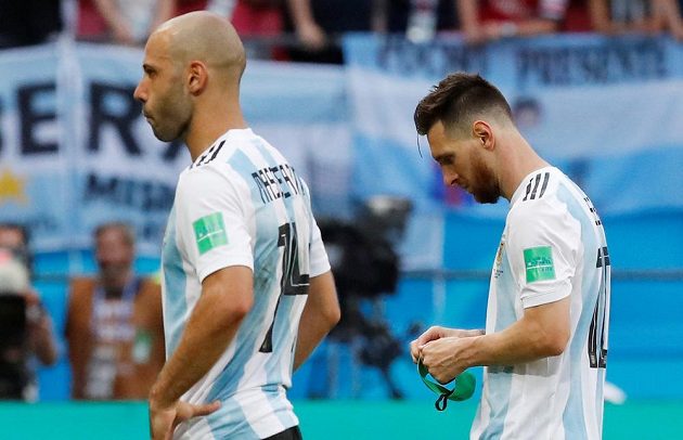 Konec. Argentina na MS v Rusku dohrála v osmifinále. Lionel Messi a Javier Mascherano odcházejí zklamaně ze hřiště. Mascherano po utkání ukončil reprezentační kariéru, Messi se ještě nerozhodl. Fanoušci konec na MS oplakali.