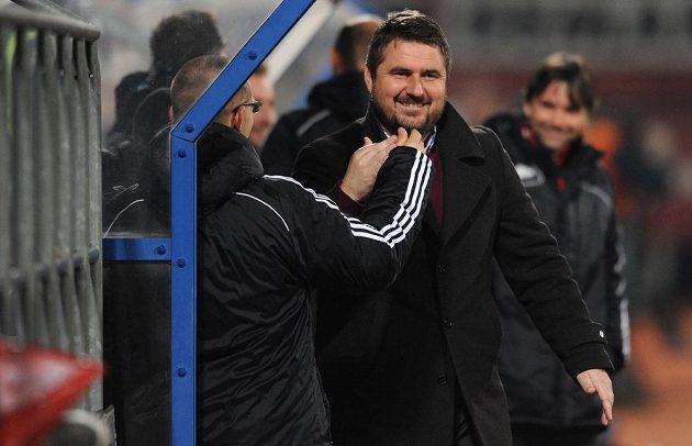 Olomoucký sportovní ředitel Zdeněk Psotka (vpředu vpravo) se raduje z gólu proti pražské Spartě.