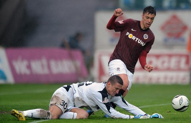 Brankář Teplic Tomáš Grigar (vlevo) a záložník Sparty Praha Václav Kadlec bojují o míč.