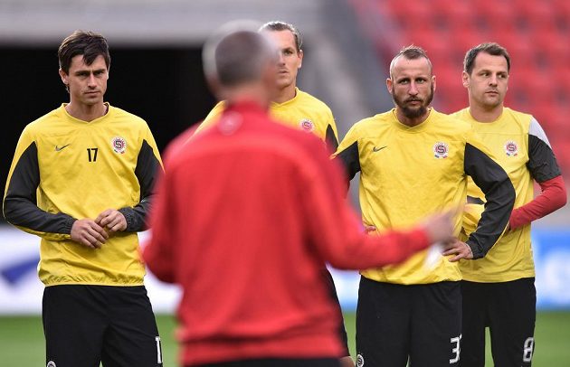 Sparťanský trenér Vítězslav Lavička uděluje hráčům pokyny během tréninku. Zleva naslouchají Kamil Vacek, Ondřej Švejdík, Michal Breznaník a Marek Matějovský.