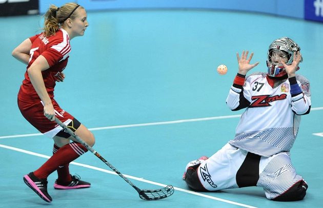 Michelle Wikiová ze Švýcarska dotírá na českou brankářku Janu Christianovou v souboji o bronz na MS.