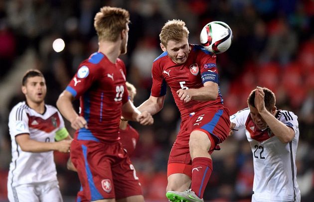 Hlavičkující Jakub Brabec a německý obránce Dominique Heintz (vpravo) v utkání ME "21".
