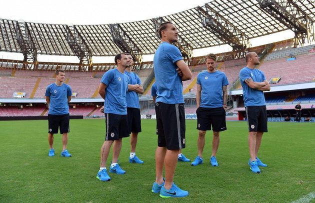 Fotbalisté Sparty Praha (zleva) Lukáš Mareček, Marek Matějovský, Marek Štěch, Ondřej Švejdík, Radoslav Kováč a Roman Bednář na trávníku stadiónu San Paulo v Neapoli.