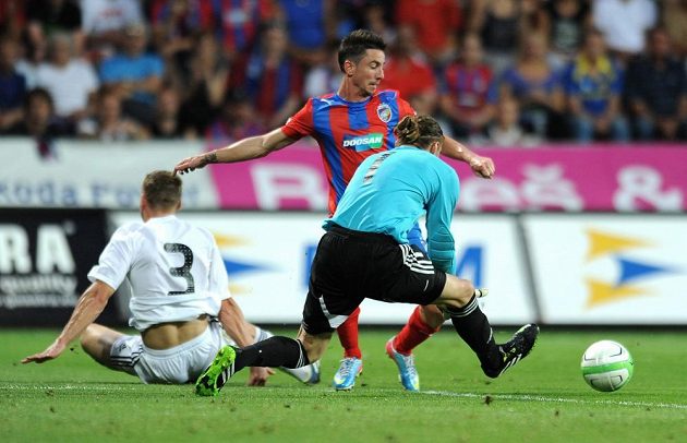 Brankář Kalju Vitali Teleš (zády) a plzeňský záložník Milan Petržela během 3. předkola Ligy mistrů mezi FC Viktoria Plzeň a JK Nomme Kalju.