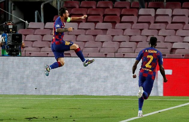 Lionel Messi se raduje z druhého gólu Barcelony proti Neapoli. Vpravo Nelson Semedo.