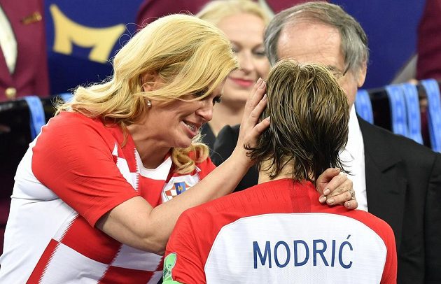 Luku Modriče utěšovala i chorvatská prezidentka Kolinda Grabarová-Kitarovičová.