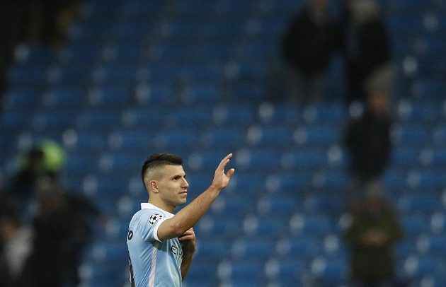 Útočník Manchesteru City Sergio Agüero zdraví fanoušky po skončení odvetného osmifinálového duelu Ligy mistrů s Dynamem Kyjev.