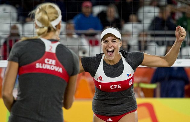 Markéta Sluková a Barbora Hermannová (vpravo) se radují z vítězství nad Anou Gallayovou a Georginou Klugovou z Argentiny.