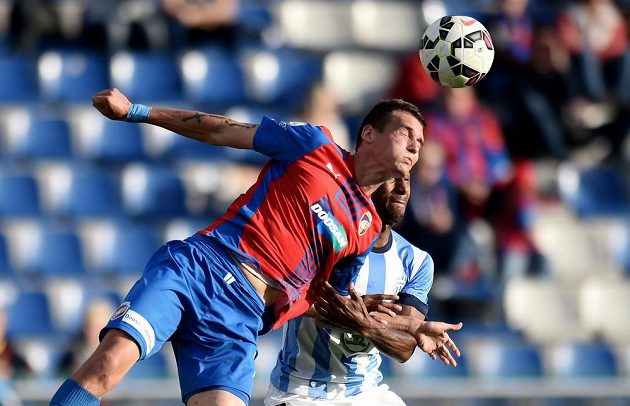 Plzeňský obránce Lukáš Hejda (vlevo) a Mickael Tavares z Mladé Boleslavi během utkání 11. kola Synot ligy.