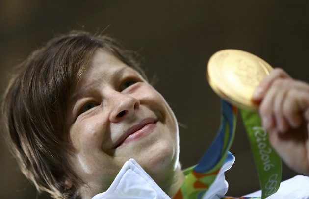 Slovinská judistka Tina Trstenjaková slaví zlato ve váhové kategorii do 63 kg.