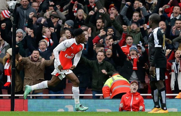 Útočník Arsenalu Danny Welbeck se raduje z rozhodujícího gólu do sítě Leicesteru v zápase 26. kola anglické Premier League.