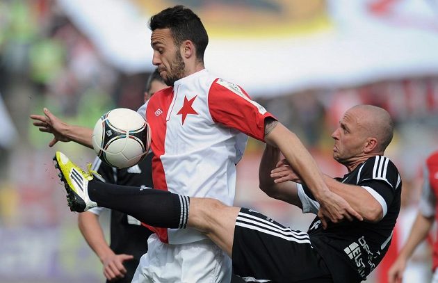 Jan Vošahlík ještě v dresu pražské Slavie v souboji s příbramským obráncem Lukášem Pleškem (vpravo).