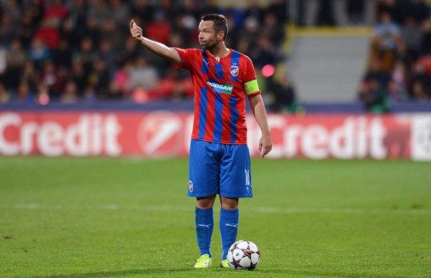 Plzeňský záložník Pavel Horváth připravuje jeden ze signálů Západočechů během utkání Ligy mistrů s Manchesterem City.