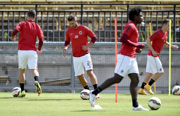 Sparťanský obránce Markus Steinhöfer (č.20) během zahájení letní přípravy v tréninkovém centru na Strahově.
