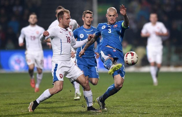 Český záložník Daniel Kolář a Martin Škrtel ze Slovenska během přátelského utkání v Žilině.