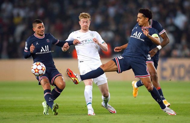 Hráči PSG Marco Verratti (vlevo) a Marquinhos v souboji s Kevinem De Bruynem z Manchesteru City.