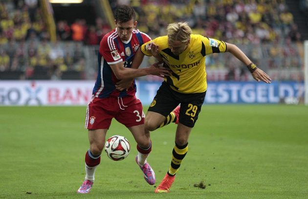 Pierre-Emile Hjobjerg z Bayernu (vlevo) bojuje o míč s Marcelem Schmelzerem z Borussie Dortmund.