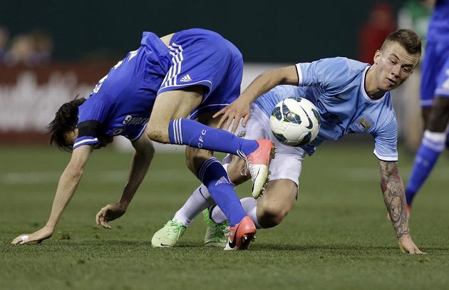 Jossi Benajun (vlevo) z Chelsea v nefotbalové pozici při souboji s Emyrem Huwsem z Citizens.