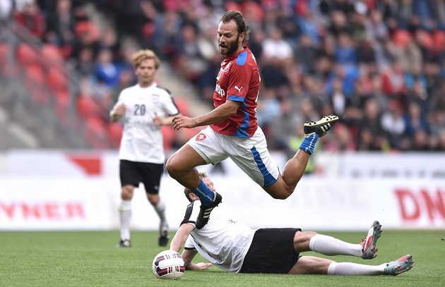 Český záložník Patrik Berger a Guido Buchwald (dole) z Německa během setkání legend ve vršovickém Edenu.