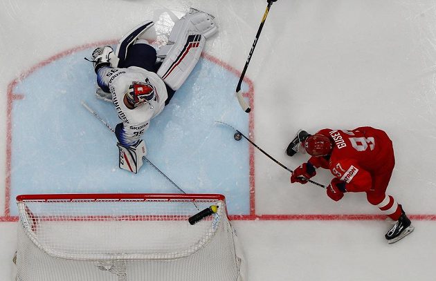 Veliký závar před Schneiderovou brankou skončil gólem