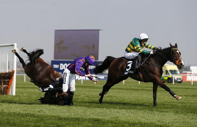 Arctic Fire a Ruby Walsh (vlevo) při divokém přistání. Tony McCoy a Jezki pospíchají pro vítězství.