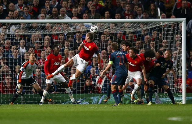 Nemanja Vidič (uprostřed) z Manchesteru United dává gól Bayernu Mnichov ve čtvrtfinále Ligy mistrů.