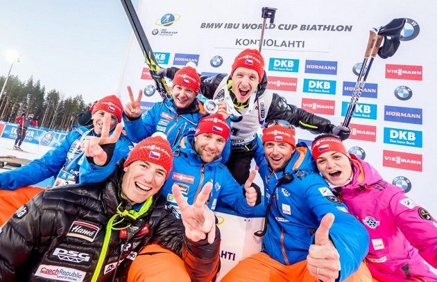 Český biatlonista Ondřej Moravec byl druhý ve sprintu Světového poháru v Kontiolahti. Radost z toho měla celá česká výprava.