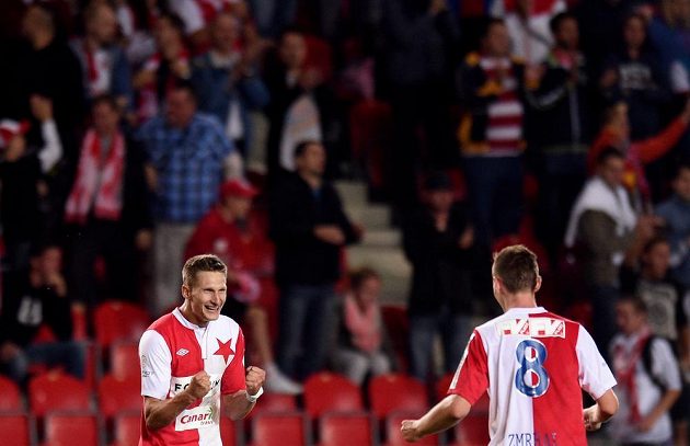 Slávistický útočník Milan Škoda (vlevo) a záložník Jaromír Zmrhal se radují z gólu proti Plzni.