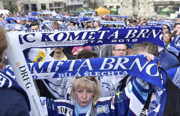 První finále hokejové extraligy mezi Bílými Tygry Liberec a Kometou mohli fanoušci sledovat na velkoplošné obrazovce na Zelném trhu v Brně.
