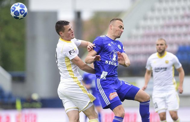 Ondřej Bačo ze Zlína a Pavel Dvořák z Olomouce v akci během odvetného utkání semifinále skupiny o Evropu nejvyšší fotbalové soutěže.