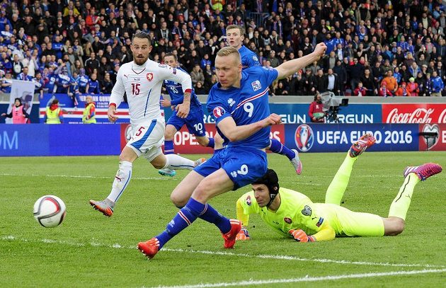 Kolbeinn Sigthórsson překonává brankáře Petra Čecha a střílí vítězný gól Islandu v utkání s českými fotbalisty. V pozadí Lukáš Vácha.