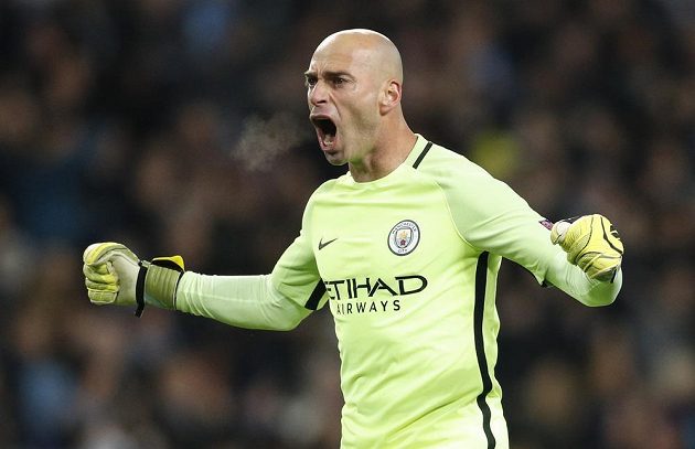 Brankář Willy Caballero z Manchesteru City se raduje po gólu Ilkaye Gündogana proti Barceloně.